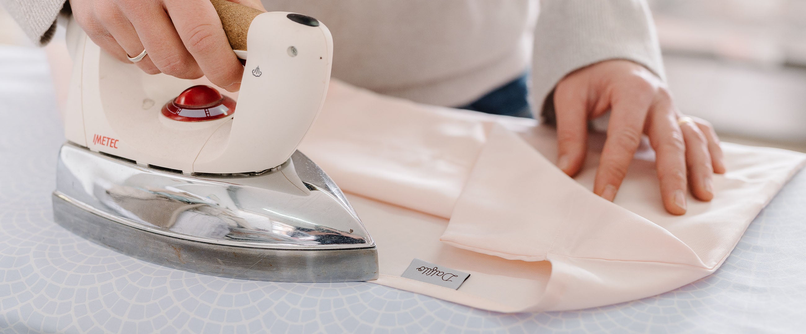 Come stirare le lenzuola I trucchi degli esperti per evitare errori e stancarsi meno