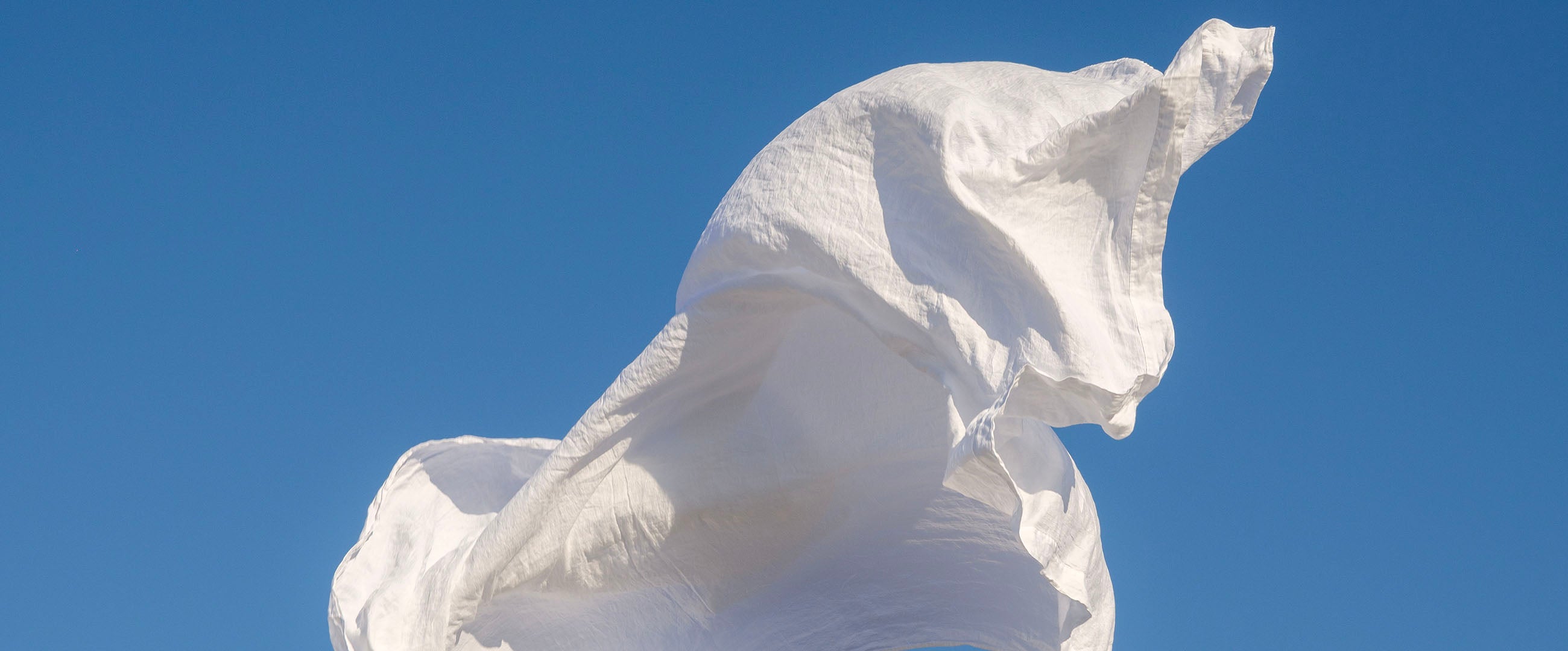 Come dormire freschi d’estate: guida ai tessuti ideali per le lenzuola