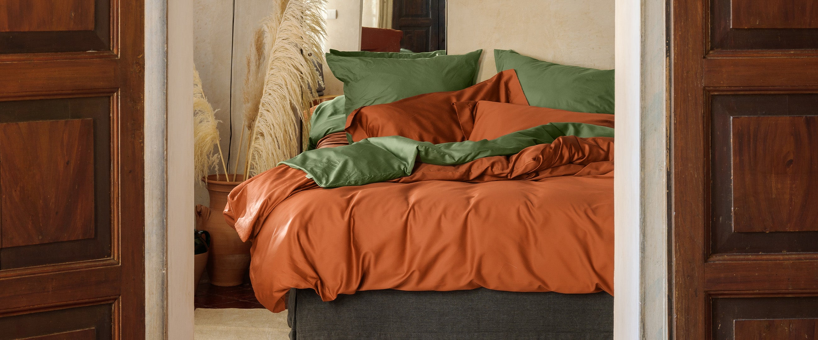 Lenzuola artigianali con i colori di tendenza Oliva e Terracotta