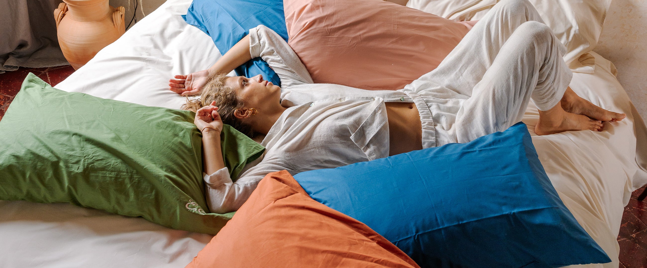 Ragazza con Federe con diversi colori