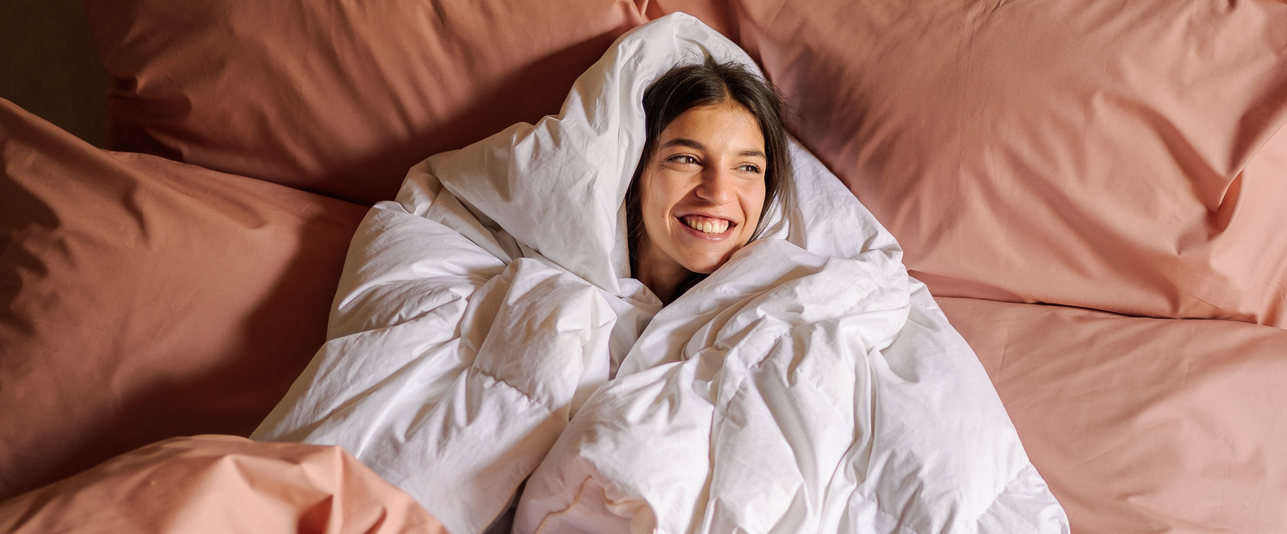 Ragazza avvolta nel migliore piumone