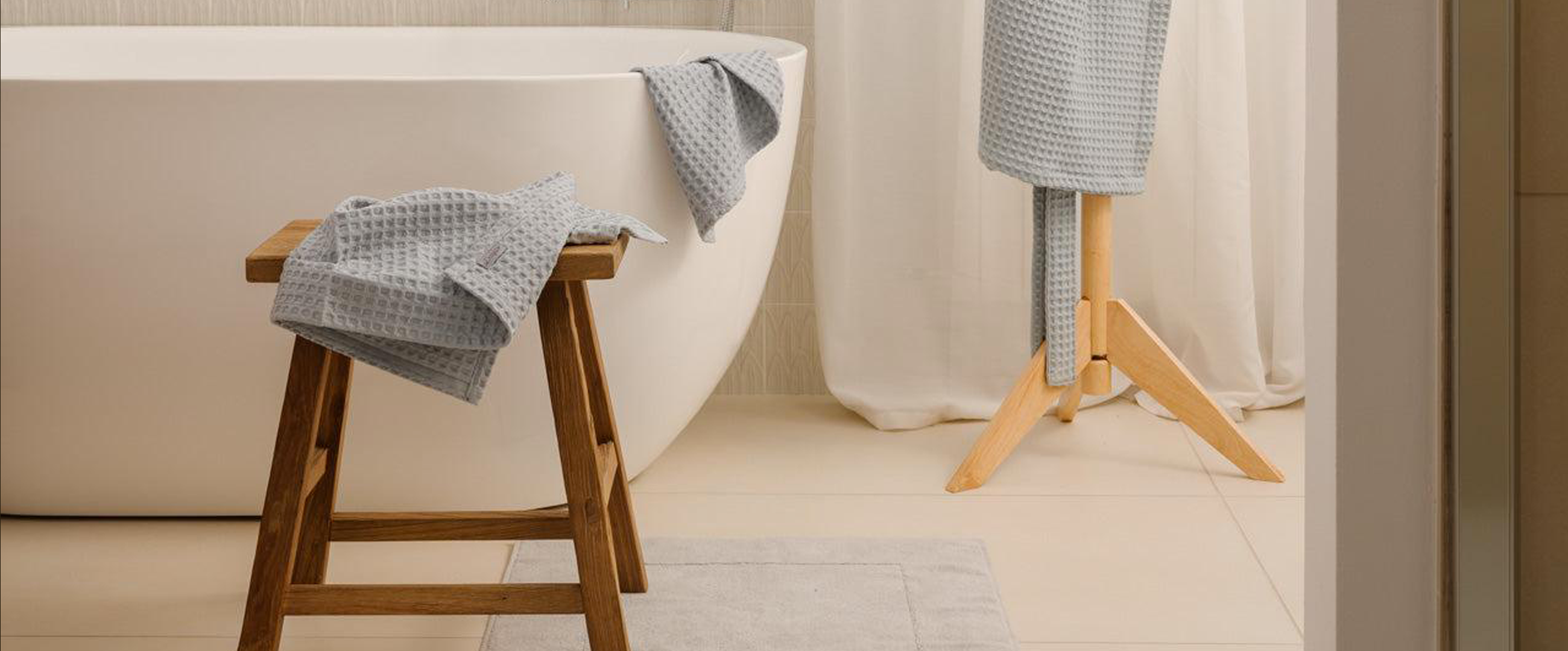 Come Piegare un Accappatoio: Tecniche Facili per Risparmiare Spazio e Mantenerlo Perfetto