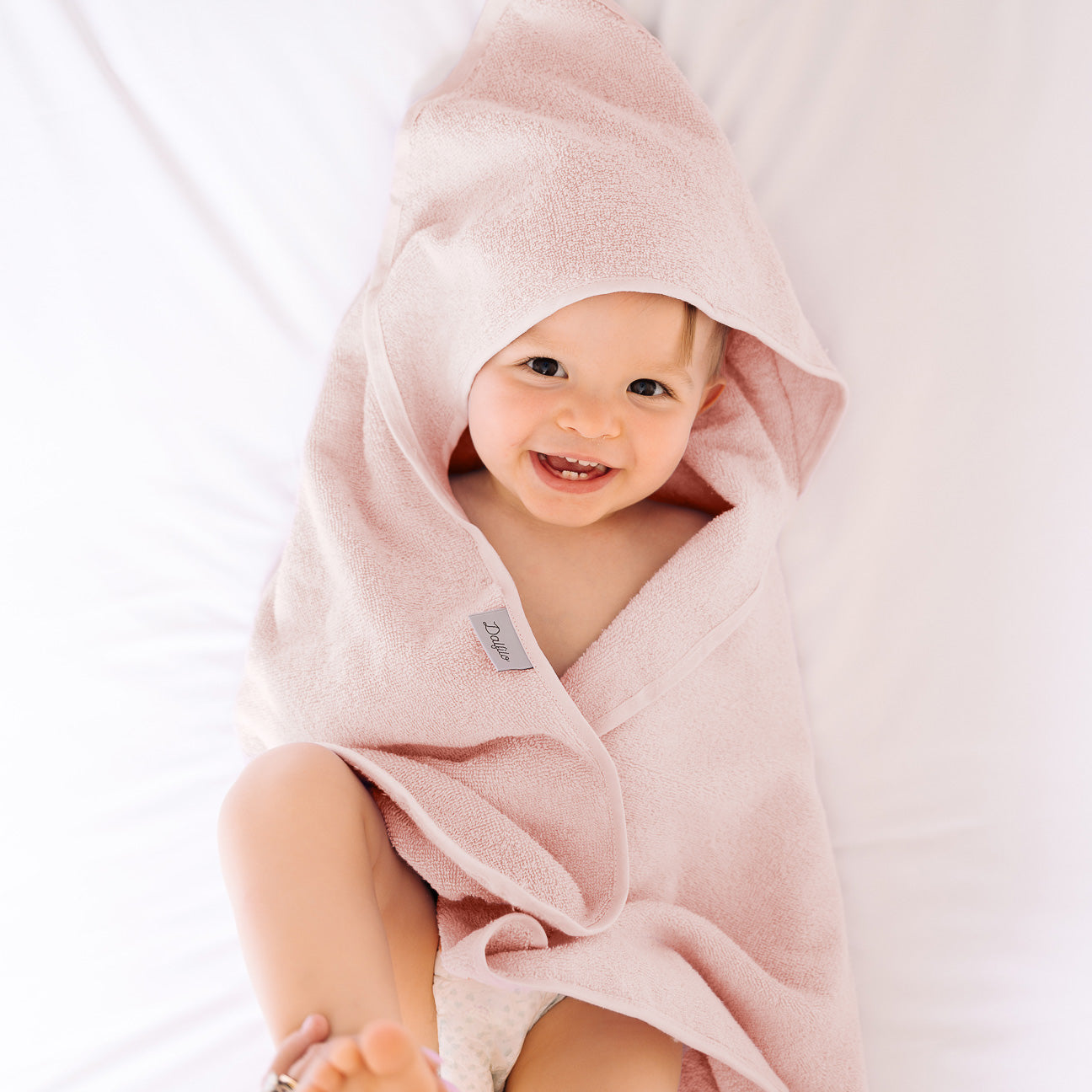 Accappatoio bimbi con cappuccio
- 4-6 anni- Rosa Ciliegio- Cotone classico - Dalfilo