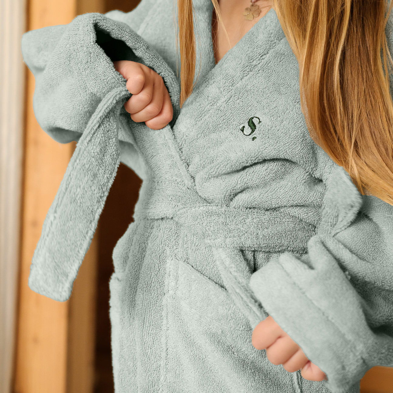Accappatoio bimbi con cappuccio
- 4-6 anni- Salvia- Cotone classico - Dalfilo