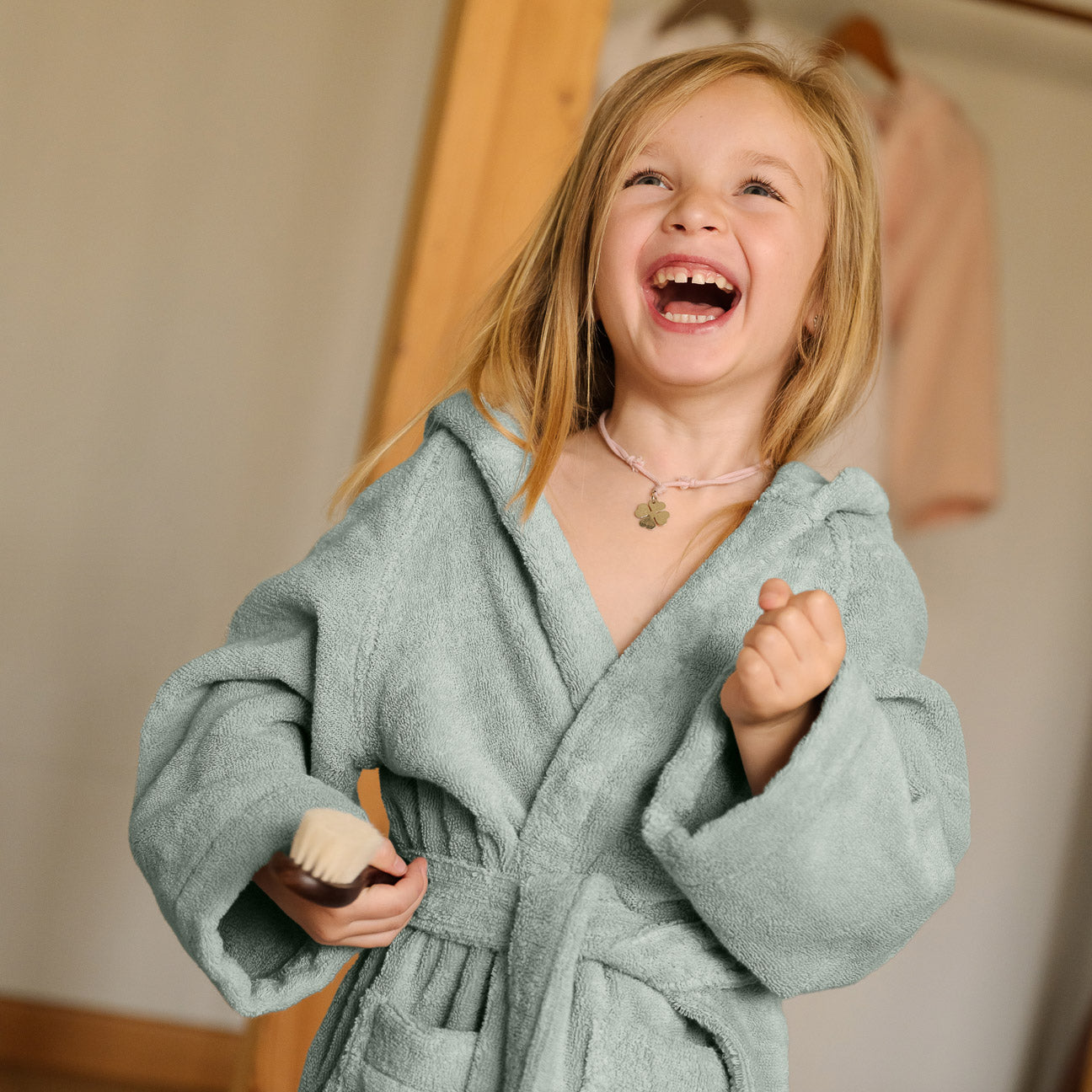Accappatoio bimbi con cappuccio
- 4-6 anni- Salvia- Cotone classico - Dalfilo