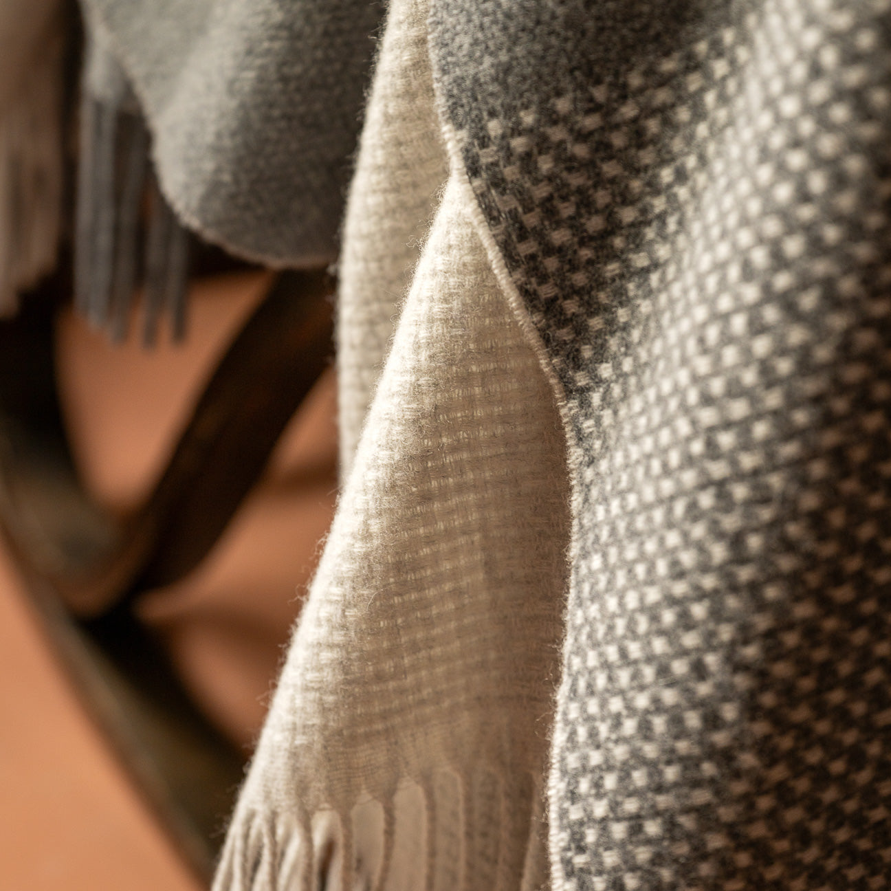 Plaid in lana
- 130x180 cm- Pietra- Lana rigenerata - Dalfilo