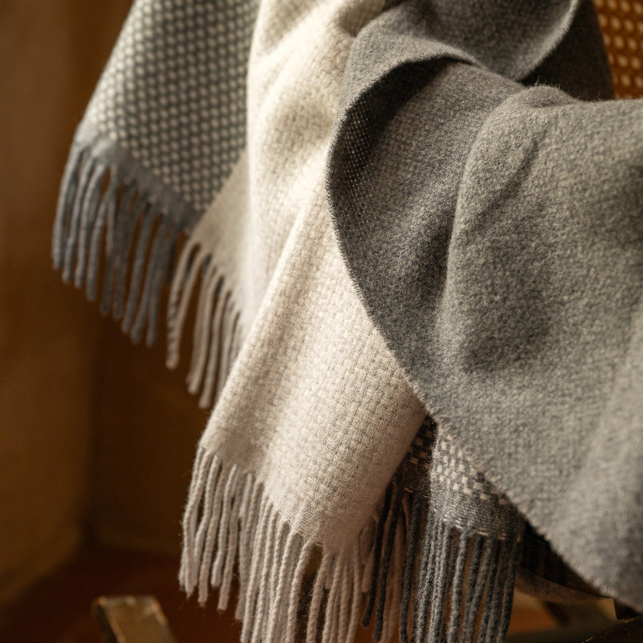 Plaid in lana
- 130x180 cm- Pietra- Lana rigenerata - Dalfilo