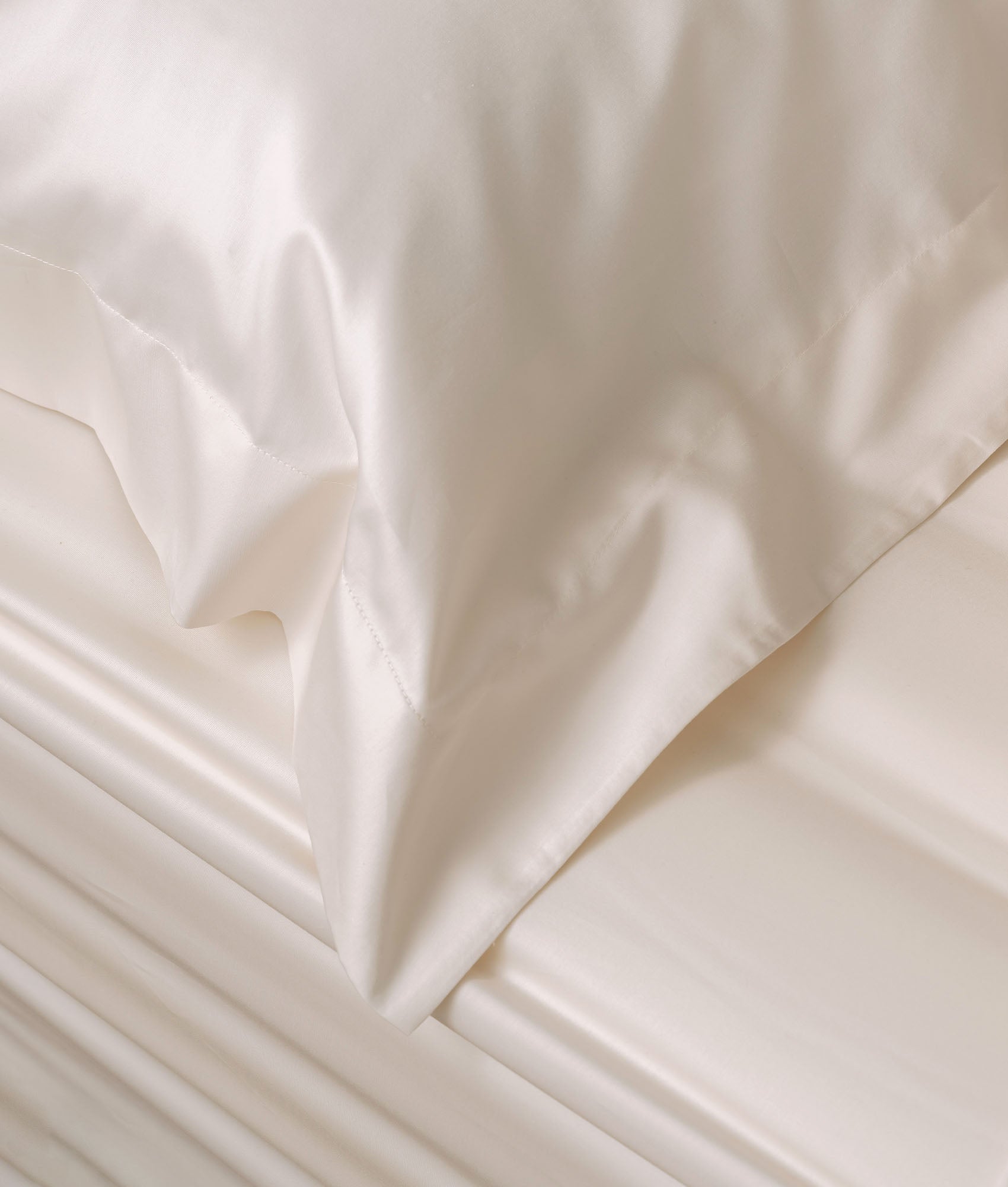 dettaglio tessuto raso in cuscino con volani