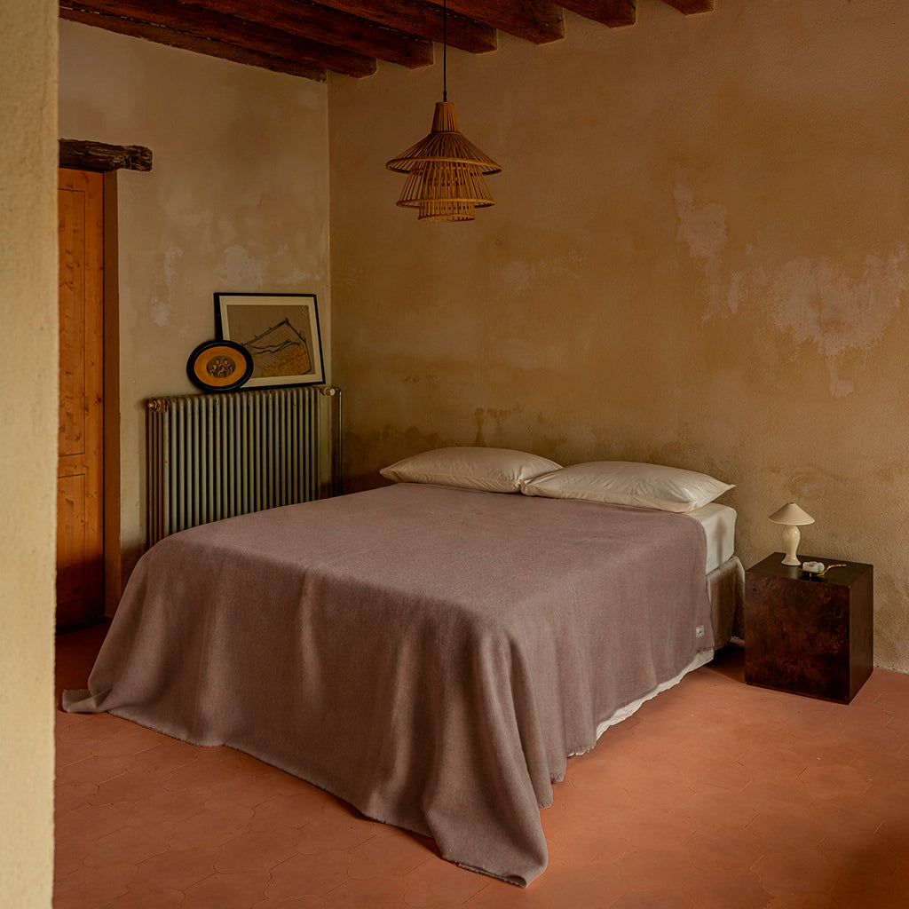 Coperta in lana merino extrafine
- 220x250 cm- Tortora- Lana merino extrafine - Dalfilo