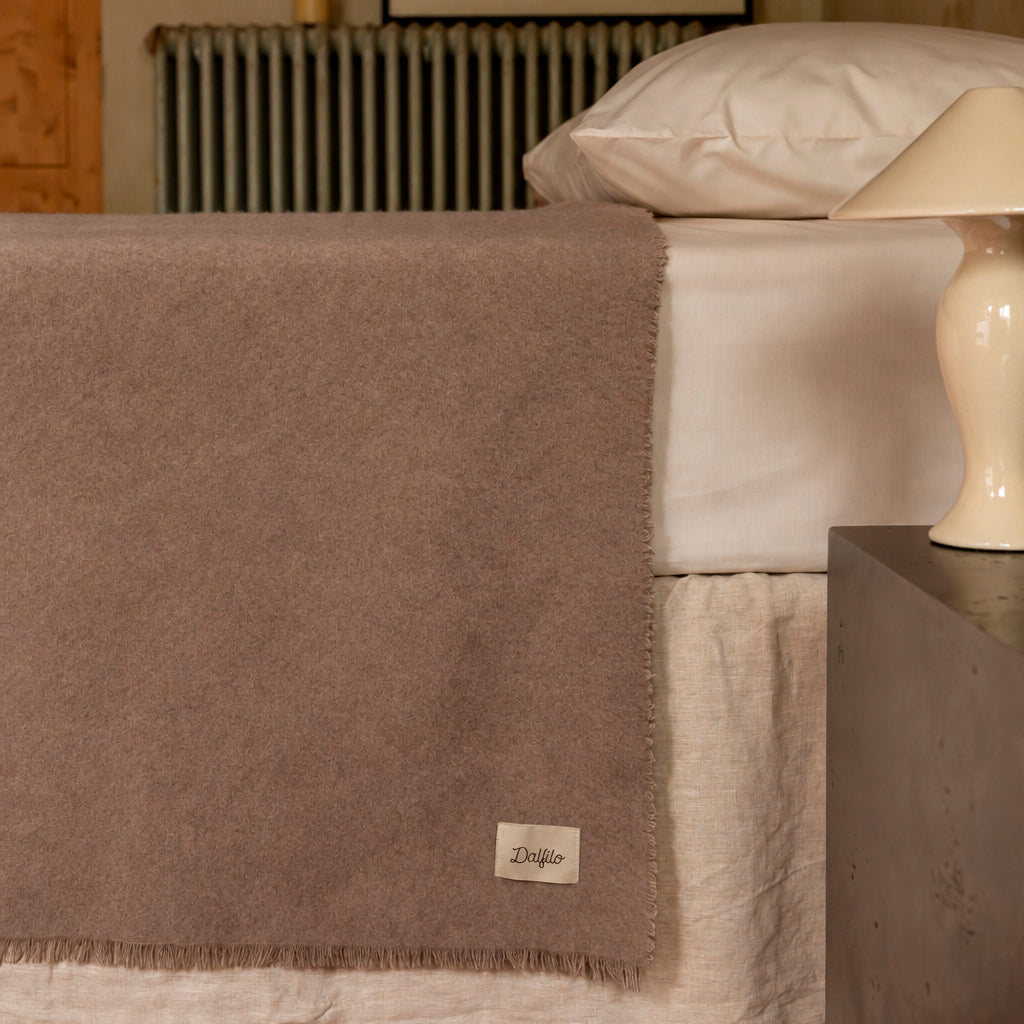 Coperta in lana merino extrafine
- 220x250 cm- Tortora- Lana merino extrafine - Dalfilo