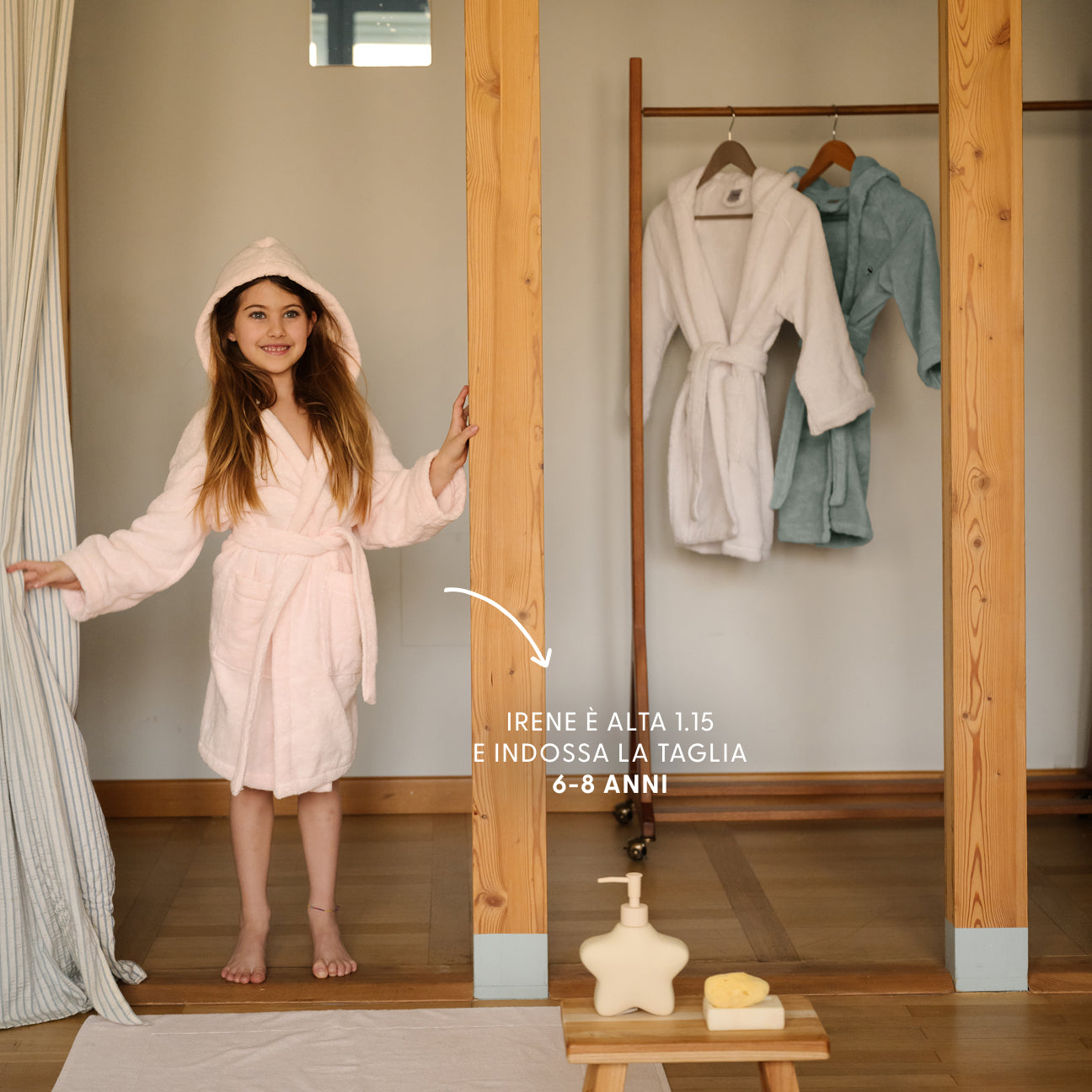 Accappatoio bimbi con cappuccio
- 4-6 anni- Rosa Ciliegio- Cotone classico - Dalfilo