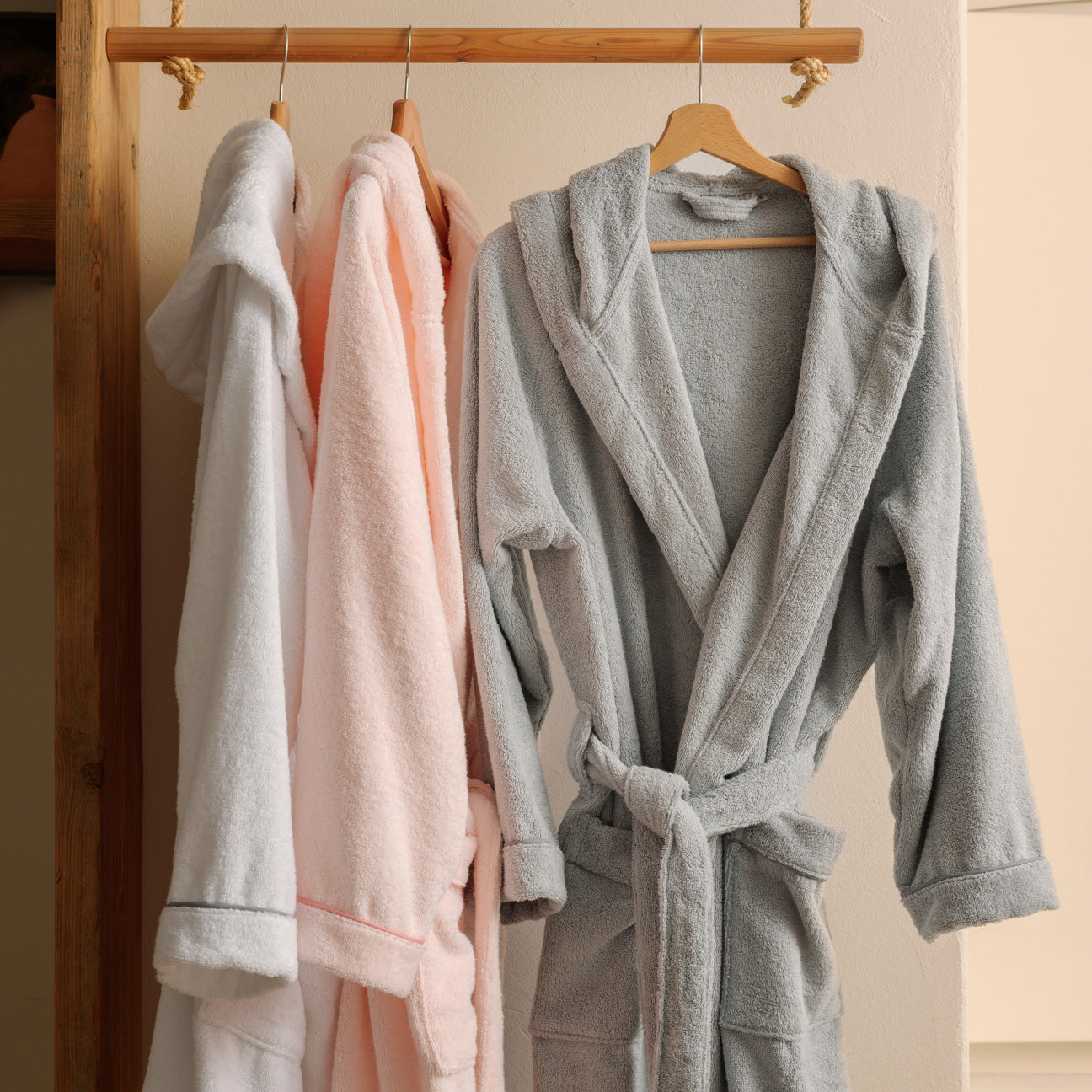Lisola Accappatoio, Accappatoio Uomo e Donna, per Hotel e Luxury SPA, in Spugna di Cotone, con Cappuccio, Tinta Unita, Taglia S, Colore Beige Beach. Modello: Perla Lisola Accappatoio, Accappatoio Uomo e Donna, per Hotel e Luxury SPA, in Spugna di Cotone, con Cappuccio, Tinta Unita, Taglia S, Colore Beige Beach. Modello: Perla